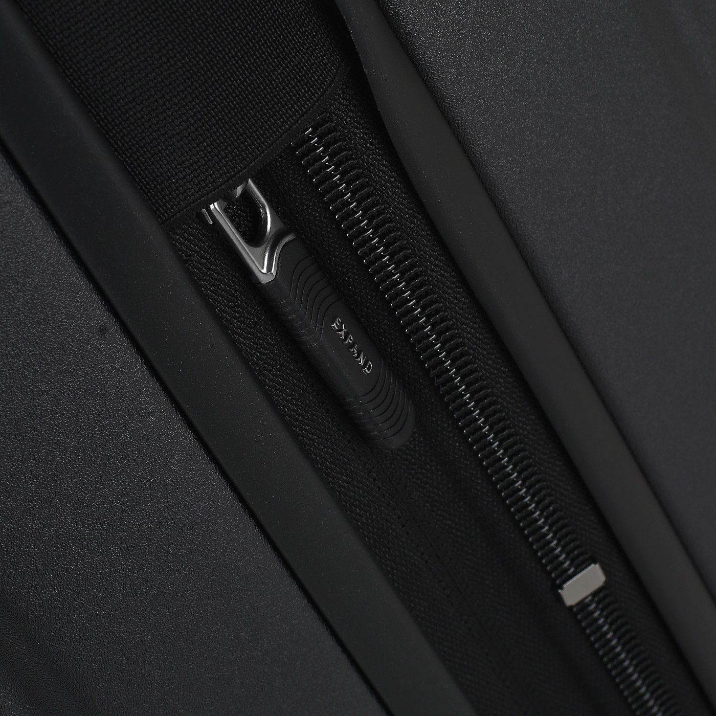 Чемодан средний M из поликарбоната Samsonite Nuon