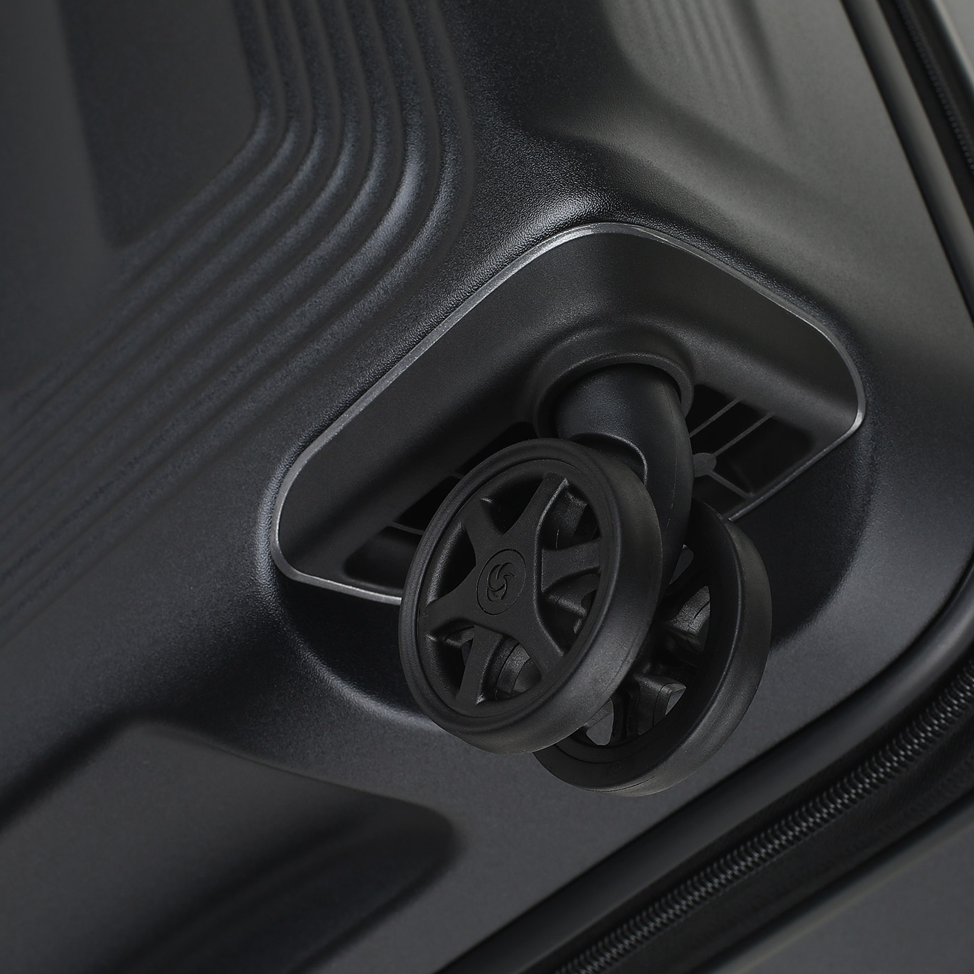 Чемодан средний M из поликарбоната Samsonite Nuon