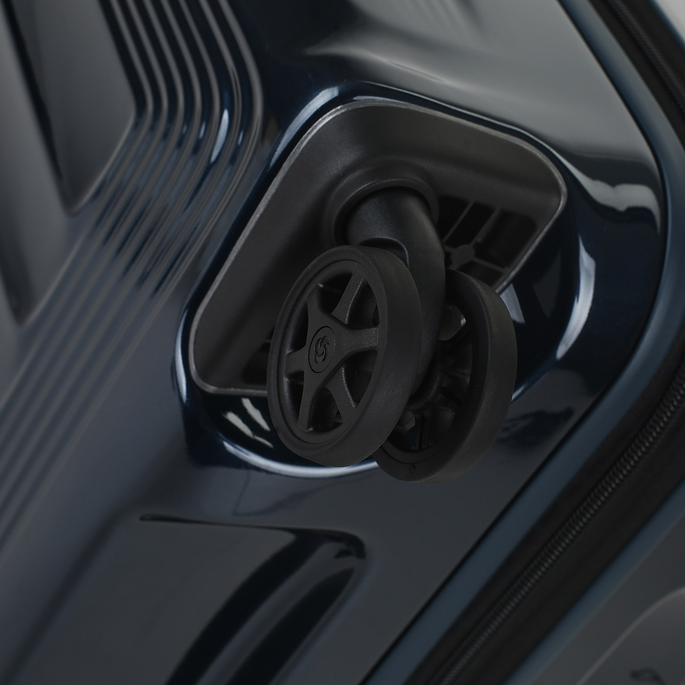 Чемодан средний M из поликарбоната Samsonite Nuon